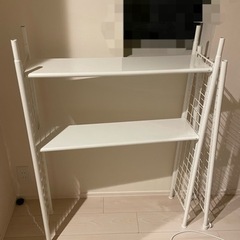 天井に突っ張って使用する白い本棚　