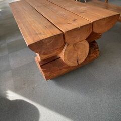 丸太のテーブル
