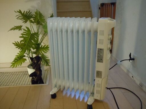 美品・完動品　 アイリスオーヤマ【ウェーブ型オイルヒーター】