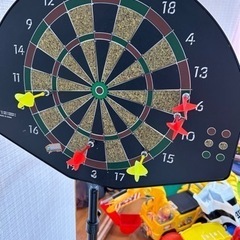 室内バスケットボードとダッツボードの画像