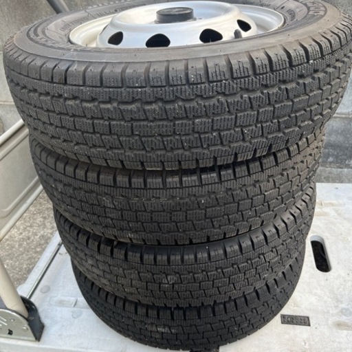 スタッドレスタイヤ　まだまだ山あり145/80R12LT