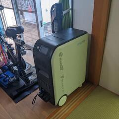 【4/8値下げしました】大容量ポータブル蓄電池（5120kWh）+ソーラーパネル110w×4枚（440w）の画像