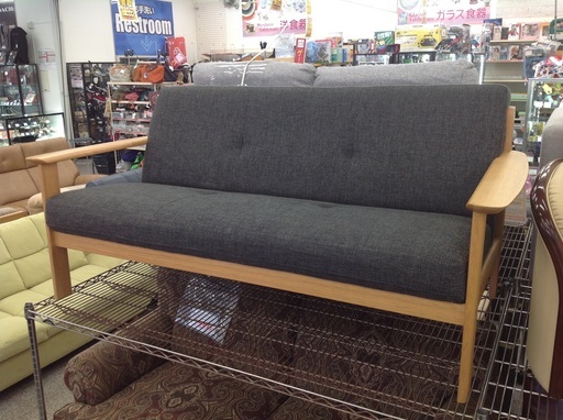 【12/25まで！ジモティー見たで5％OFF】カリモク 木製フレーム 布製 グレー ３人掛けソファー【9650045】
