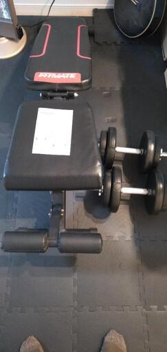 ダンベル(片方で10kg)とダンベルベンチ