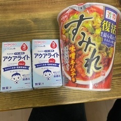 カップラーメンと子供用の水の画像