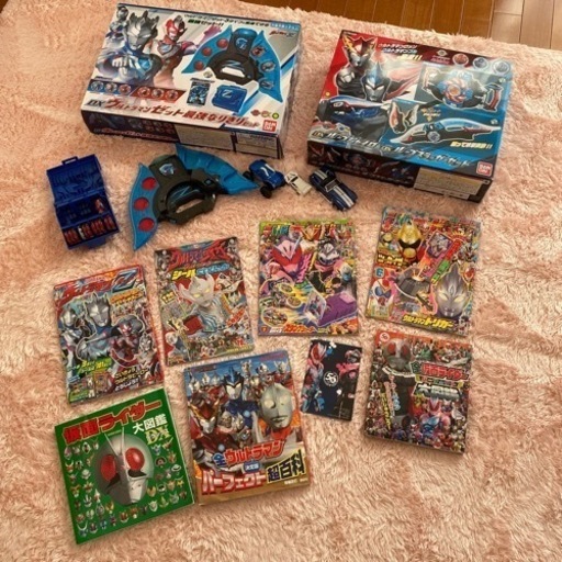 ウルトラマンのおもちゃ二箱、本、車、仮面ライダー本
