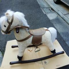 馬のぬいぐるみの乗り物　木馬