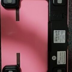 ピンク色の体重計の画像