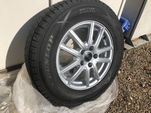 スタッドレスタイヤ4本セット　215/70R16