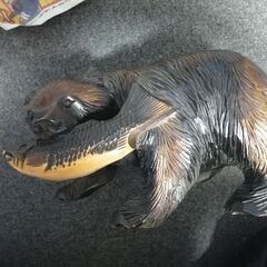 木彫りの熊の置物の画像