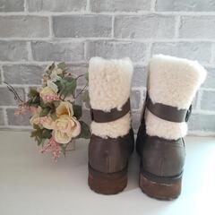 滑りにくく、かっこかわいい✨  UGG モコモコ革ブーツの画像
