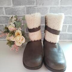 滑りにくく、かっこかわいい✨  UGG モコモコ革ブーツの画像