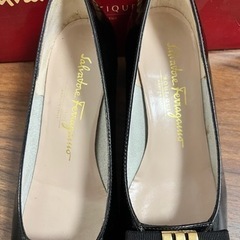 パンプス　フェラガモの画像