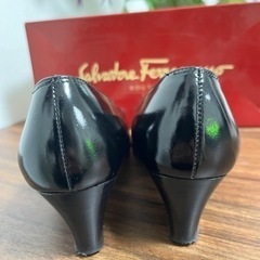 パンプス　フェラガモの画像