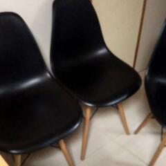 IKEA 収縮ダイニングテーブル　イームズ椅子4脚　お取引き中の画像