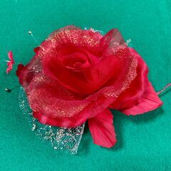 コサージュ　赤い薔薇　８個　専用ケース入りの画像