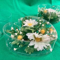 コサージュ　白いマーガレット8個　専用ケース入りの画像