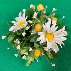 コサージュ　白いマーガレット8個　専用ケース入りの画像