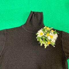 コサージュ　白いマーガレット8個　専用ケース入りの画像