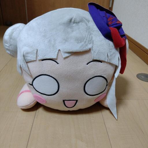 寝そべりメガジャンボぬいぐるみ\n嵐千砂都