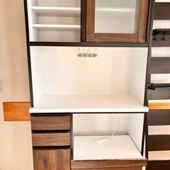 スイートデコレーションの食器棚