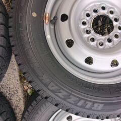 【売れました】2,スタッドレスタイヤ 汎用ホイールとともにの画像