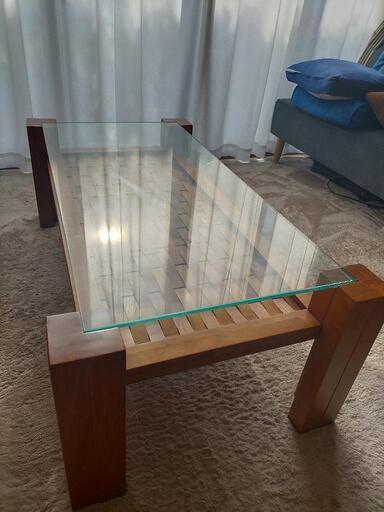ガラストップの木製テーブル