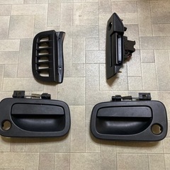 キャラバンE25用ドアヒンジとエアインテイクカバー