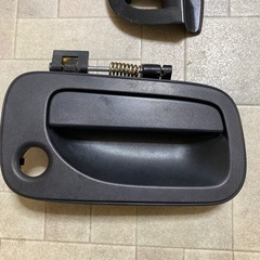 キャラバンE25用ドアヒンジとエアインテイクカバーの画像