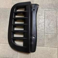 キャラバンE25用ドアヒンジとエアインテイクカバーの画像
