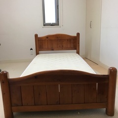 少しキズがありますが、しっかりしたベッドです