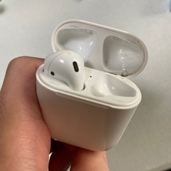 Airpods2 充電ケース(左耳イヤホン付き)の画像