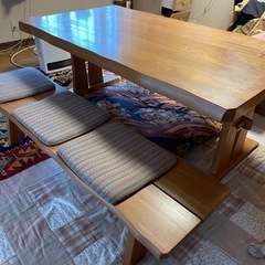ダイニングテーブルの画像