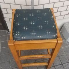 居酒屋のカウンター椅子