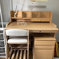 okamura(オカムラ)のPierna reino(ピエルナ レイノ) 学習机セットです。高さ調整可能な学習デスク ・ワゴンと照明がついているので成長に合わせてご使用いただけるジュニアデスクです。 - kokoelma -ココエルマ-  雑貨・中古家具・北欧家具・アンティーク家具の通販 