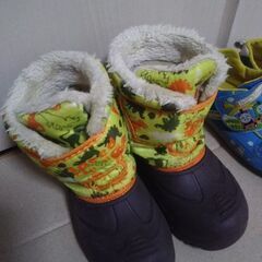 子供ジャンパー、冬靴などまとめての画像