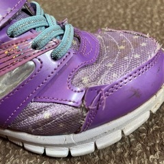 光るパープル　スニーカー19cmの画像