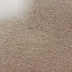 淡いピンクのマフラーとこげ茶手袋の画像