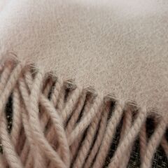 淡いピンクのマフラーとこげ茶手袋の画像