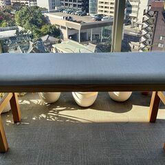 木製ダイニングテーブルの画像