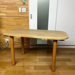 丈夫なウッドテーブル