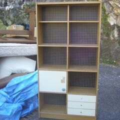 本棚・食器棚差し上げます。配達は実費です。上段のガラス有ります。