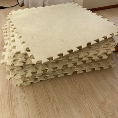 【取引中】ジョイントマット62cm×62cm 27枚　