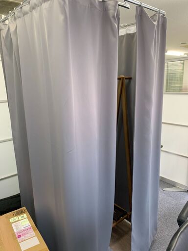 演台と移動試着室あります。