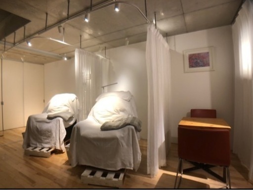 3000円値下げ！ハンド・フット・マツゲ　3つの施術がしやすいふかふかのフラットリクライニング電動チェア