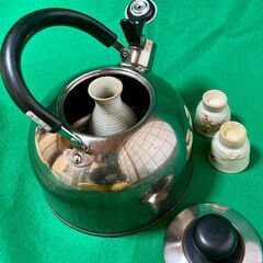 ステンレス笛吹やかん1.６L　ケトル　徳利＆おちょこ「松竹梅文様」　熱燗できますの画像