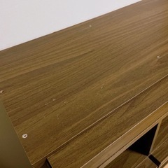 ウォールナットカラーの棚の画像