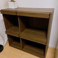 ウォールナットカラーの棚の画像