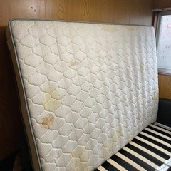 ダブルベッドのマットレス