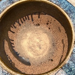 深い青色の陶器火鉢の画像